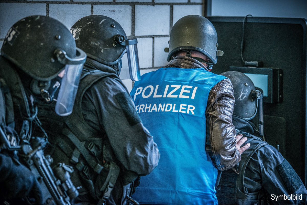Bei einem Polizeieinsatz ist am Dienstagabend in Oetwil am See ein psychisch auffälliger Mann in einer Wohnung verhaftet worden, der zuvor Familienmitgliedern gedroht hatte. 

zh.ch/de/news-uebers…

#Polizeieinsatz #Blaulicht