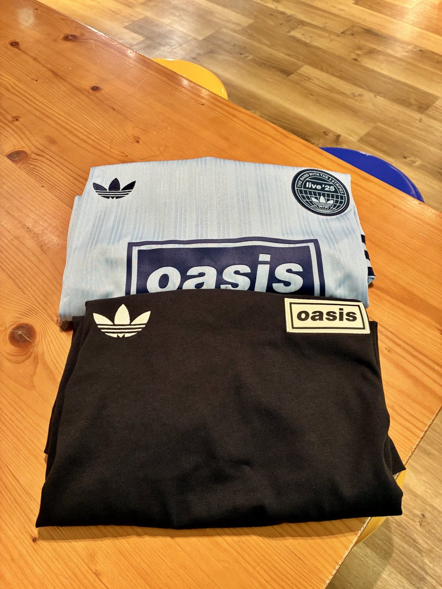 hide_mino's tweet photo. adidas × oasis で購入したアパレルを紹介
宮下パークのストアでは、トラックトップやジャガードジャージが人気だったけど、個人的には半袖白Tがお気に入り
#oasis #adidasoriginals #oasis #oasislive25 #lookback25 #宮下パーク https://t.co/XRxYXEhUIL