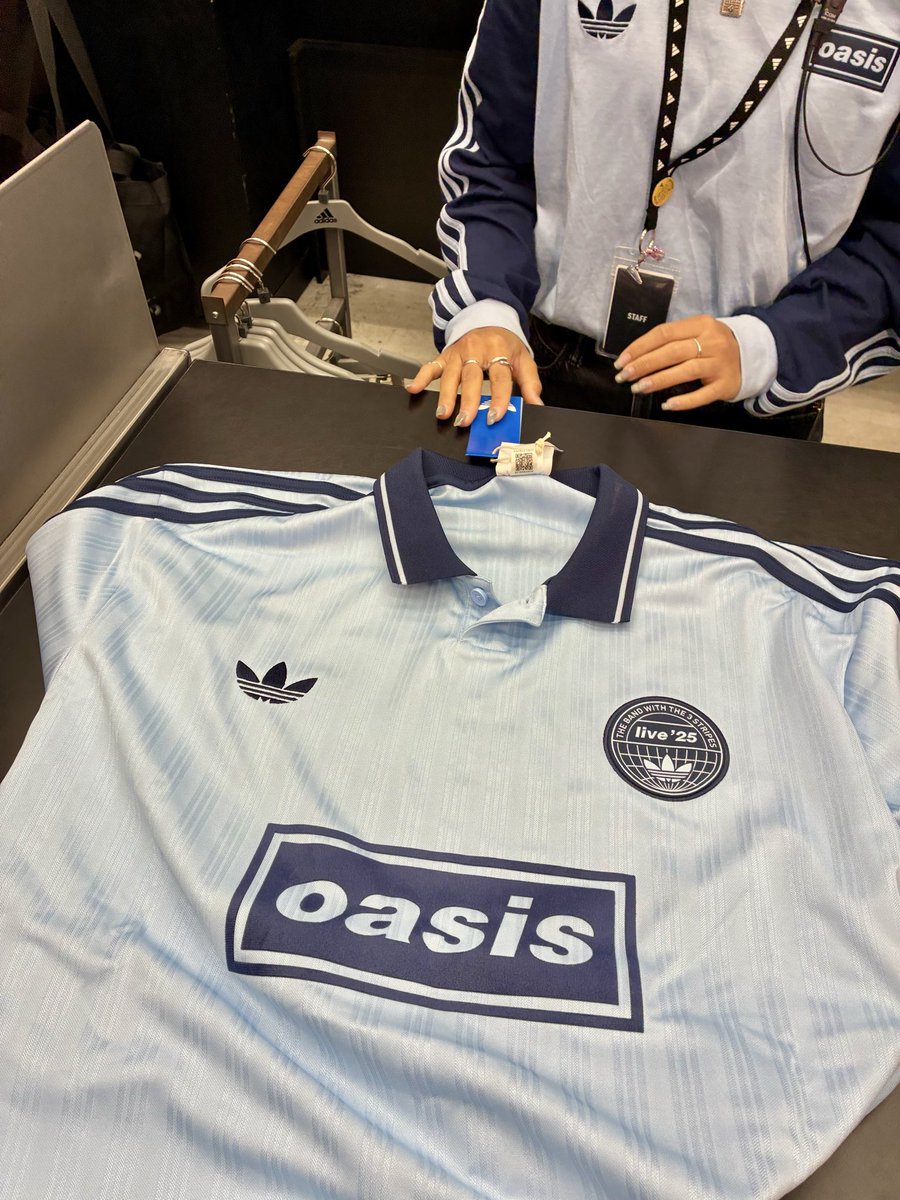 hide_mino's tweet photo. adidas × oasis で購入したアパレルを紹介
宮下パークのストアでは、トラックトップやジャガードジャージが人気だったけど、個人的には半袖白Tがお気に入り
#oasis #adidasoriginals #oasis #oasislive25 #lookback25 #宮下パーク https://t.co/XRxYXEhUIL