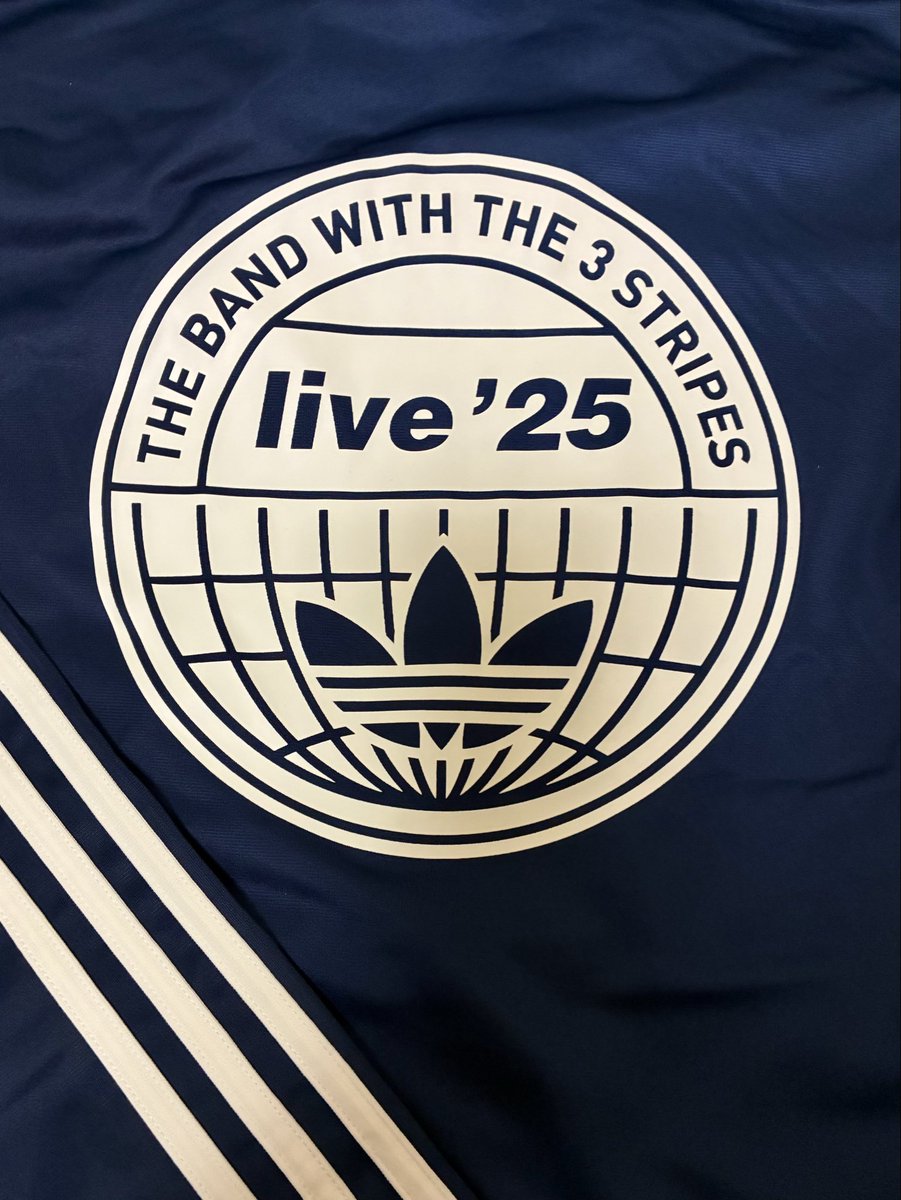 hide_mino's tweet photo. adidas × oasis で購入したアパレルを紹介
宮下パークのストアでは、トラックトップやジャガードジャージが人気だったけど、個人的には半袖白Tがお気に入り
#oasis #adidasoriginals #oasis #oasislive25 #lookback25 #宮下パーク https://t.co/XRxYXEhUIL