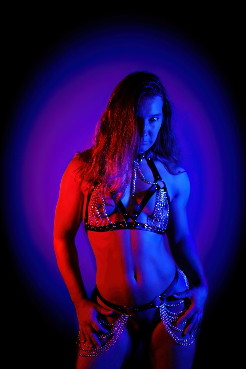 shootingmanu's tweet image. Rot für Leidenschaft, Blau für Geheimnisse. Was soll ich dir zuerst verraten?"
Spitzenfotograf @theArtofDark1 und sein Fitcoremodell @shootingmanu legen wieder los
#nsfw #shooting