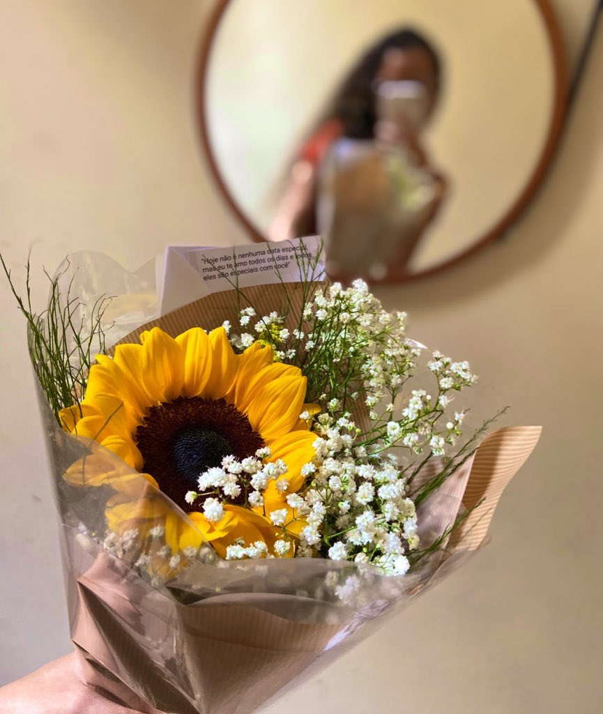 brunamarquesbr's tweet photo. receber flores inesperadas em dias comuns só pra se sentir amada é tão curativo, isso aqui é capaz de mexer em tanta coisa aqui dentro https://t.co/ffqOcrfE0z