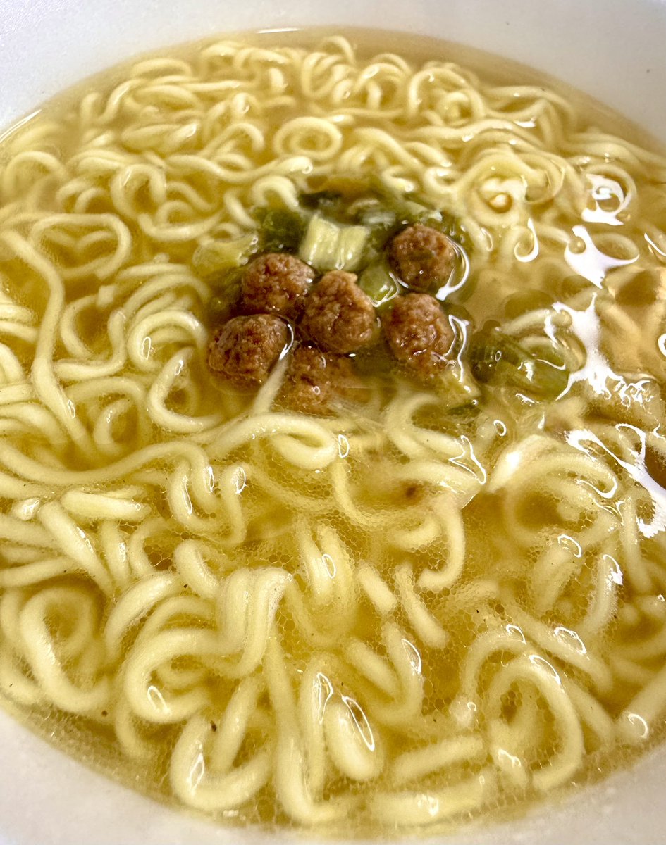 whK1IFQvXLctokN's tweet image. サッポロ一番
焼きそばがラーメンになった！
◇塩カルビ味ラーメン

しっかり塩が効いたカルビ味のスープ
鶏つくねがチョコレートのような甘い味がするのはなぜ？
 #サッポロ一番  #塩カルビラーメン