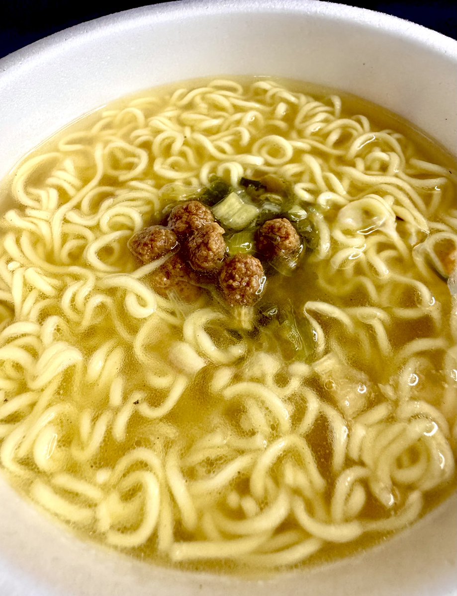 whK1IFQvXLctokN's tweet image. サッポロ一番
焼きそばがラーメンになった！
◇塩カルビ味ラーメン

しっかり塩が効いたカルビ味のスープ
鶏つくねがチョコレートのような甘い味がするのはなぜ？
 #サッポロ一番  #塩カルビラーメン