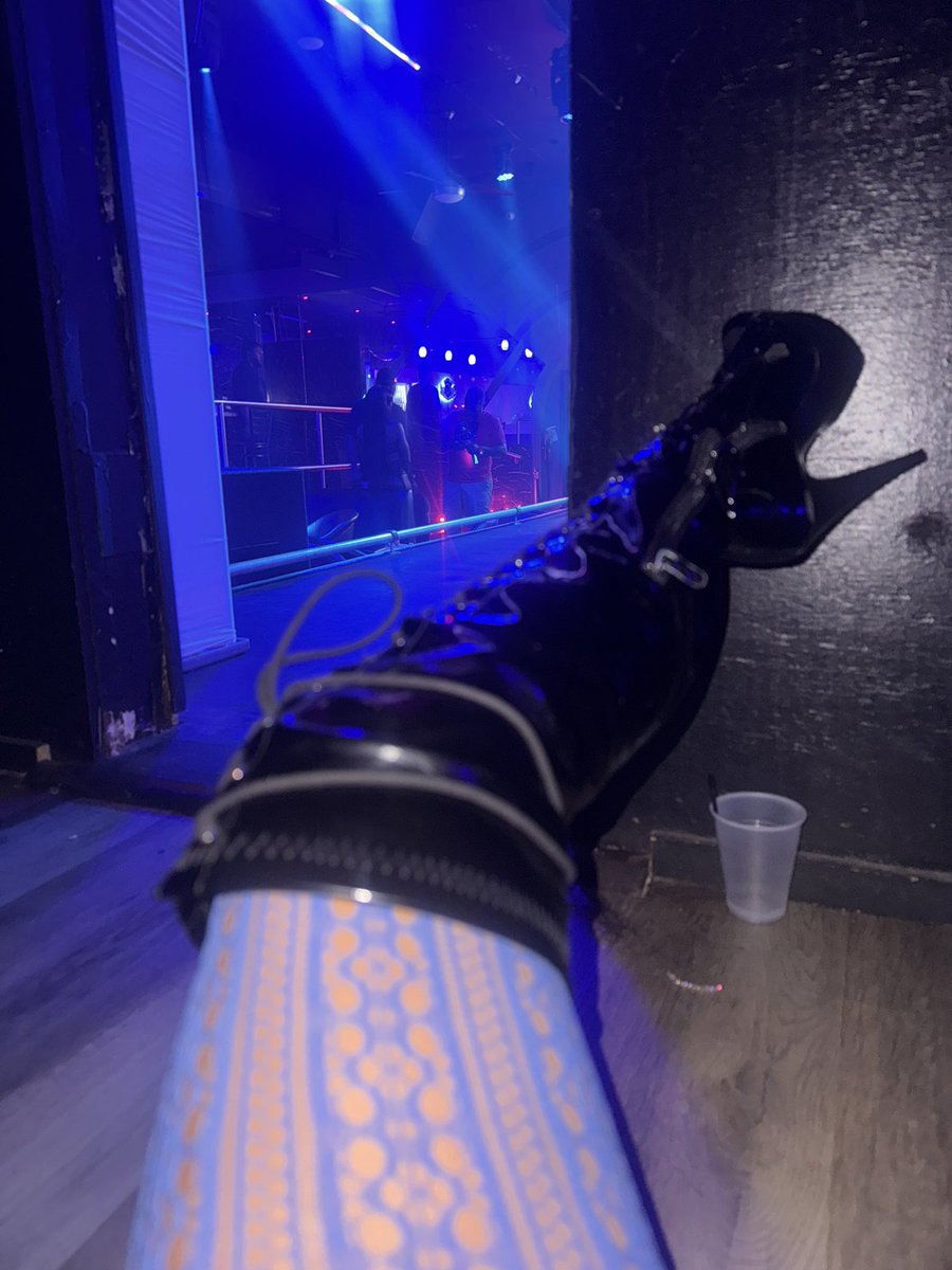 love me a simp. pay me to ignore you. 😘