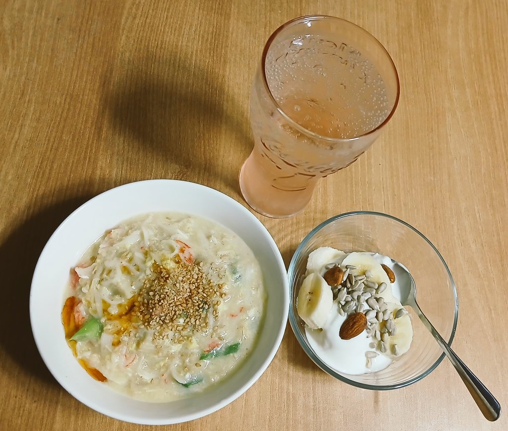 hasu_youka's tweet photo. おはようございます☁️
今朝の体重は、62.9kg 
数日､Xお休みしました。チュソックの連休で色々忙しかった。世間はまだ連休中だけど、私は今日から通常勤務😢　ゆっくり寝ている家族の目を盗んで台所でガタガタ。頑張って行って来よう☘️
#体重測定
#韓国生活 
#あさごはん 
#オートミールきのこ粥 https://t.co/SY8funXDM4
