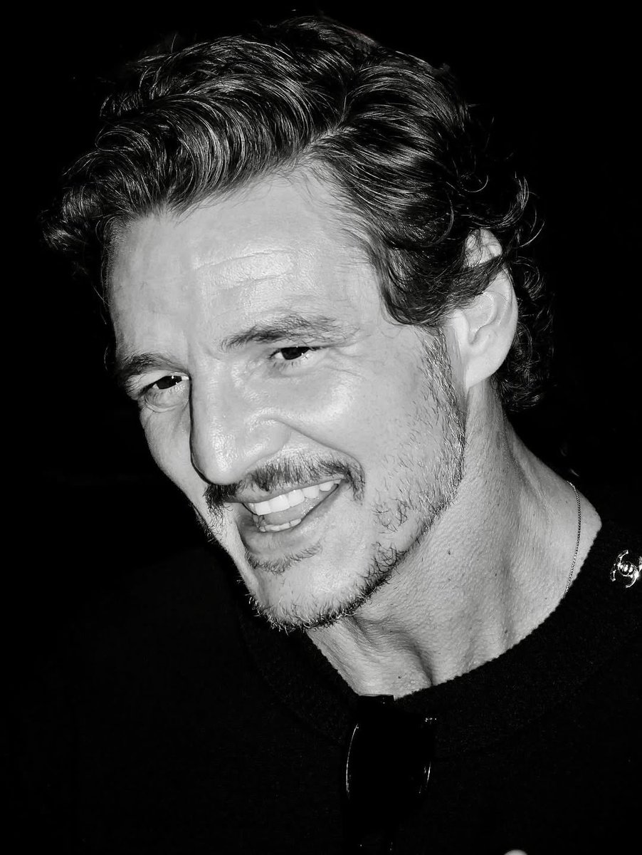 pascalarchive's tweet image. Pedro Pascal photographed by Richard Gianorio at the Chanel show 

📸 richardgianorio | instagram