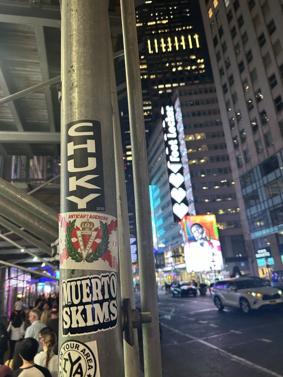 ¿Pero quien coño ha puesto esta pegatina en Times Square, en la puerta del Joe’s Pizza?