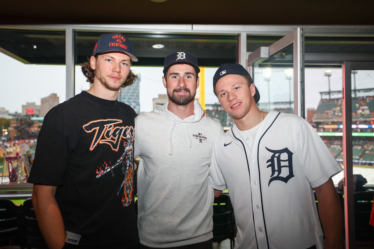 DetroitRedWings's tweet photo. Let’s gooo @tigers 🐅 https://t.co/iLDSOLq2Yb