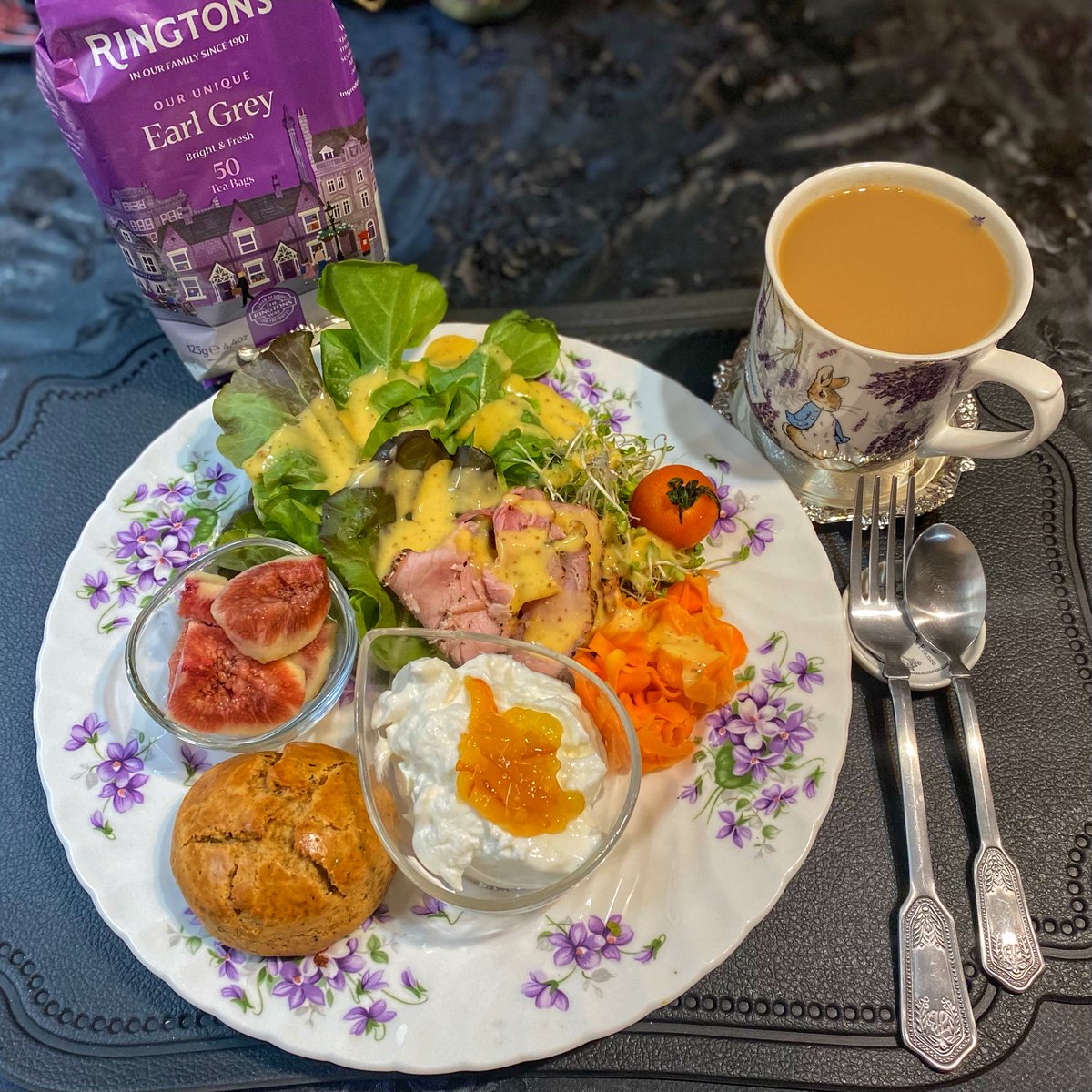 朝ごはん
🫖アールグレイ(リントンズ)
･サラダ、無花果、ローストポーク、オイコス
🥮キャラメル&amp;アップル(LUPICIA)

ちなみに毎朝食べてるローストポークは伊藤ハムの大きなパックをコストコで買ってるよ🛒
ロティサリーチキン飽きたので気分転換🥹
#木漏れ日のお茶会 #茶好連 #おうちごはん