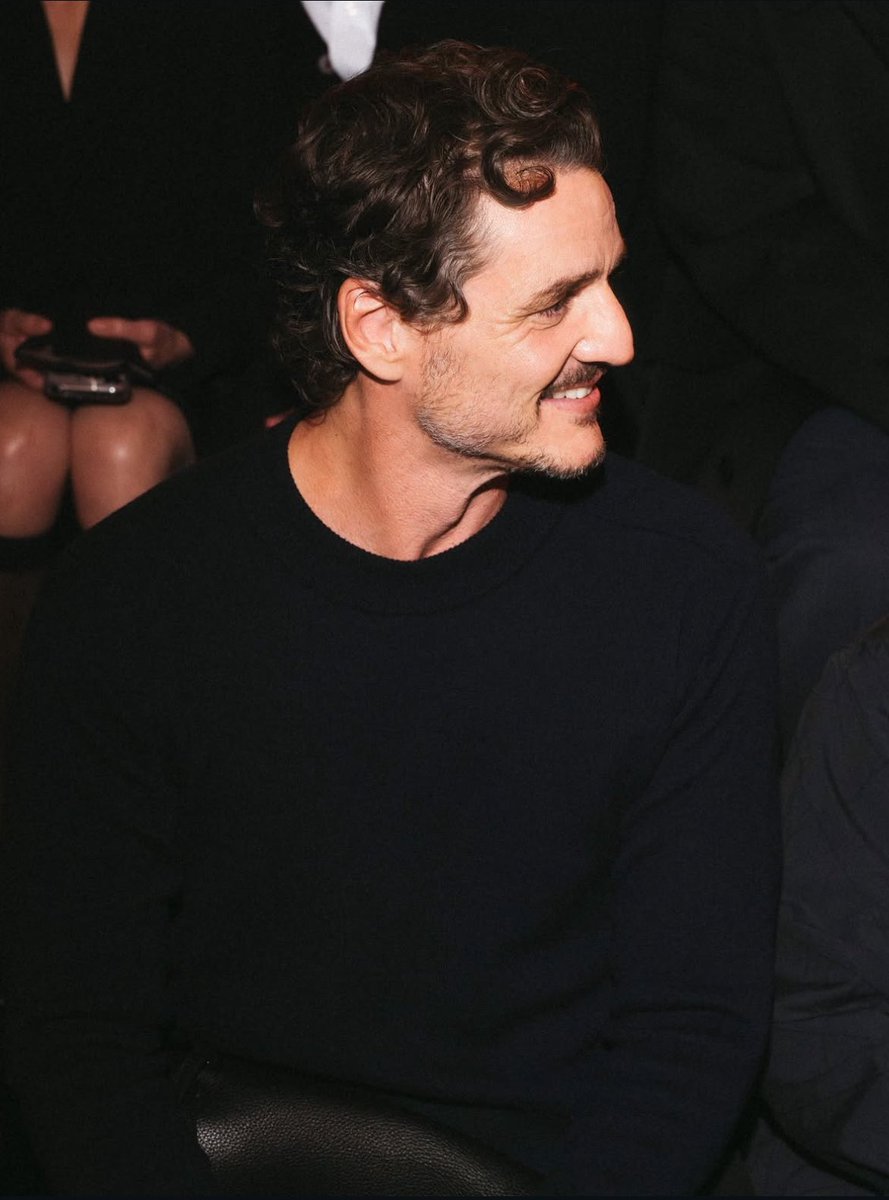 infopascalbr's tweet image. Pedro Pascal no desfile da Chanel em Paris ao lado de Margot Robbie, Michaela Coel e Leah Dou 🖤🕶️

📸: alejandraloaiza.photo no instagram.