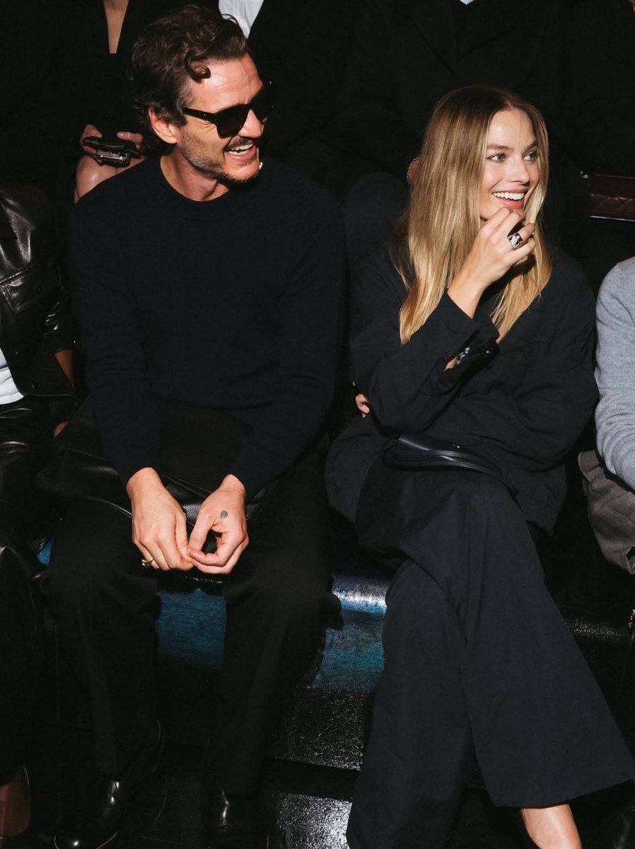 infopascalbr's tweet image. Pedro Pascal no desfile da Chanel em Paris ao lado de Margot Robbie, Michaela Coel e Leah Dou 🖤🕶️

📸: alejandraloaiza.photo no instagram.
