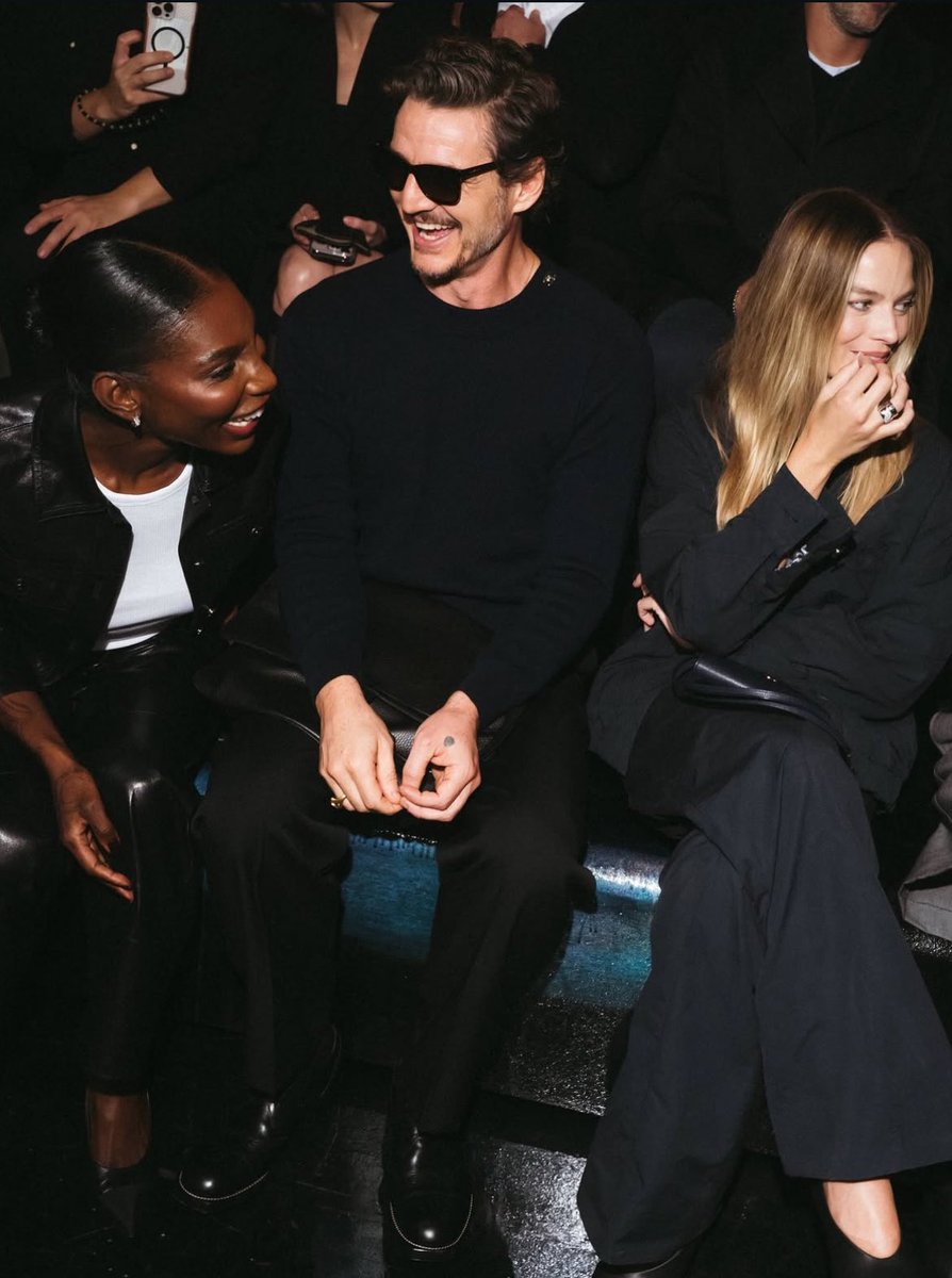infopascalbr's tweet image. Pedro Pascal no desfile da Chanel em Paris ao lado de Margot Robbie, Michaela Coel e Leah Dou 🖤🕶️

📸: alejandraloaiza.photo no instagram.