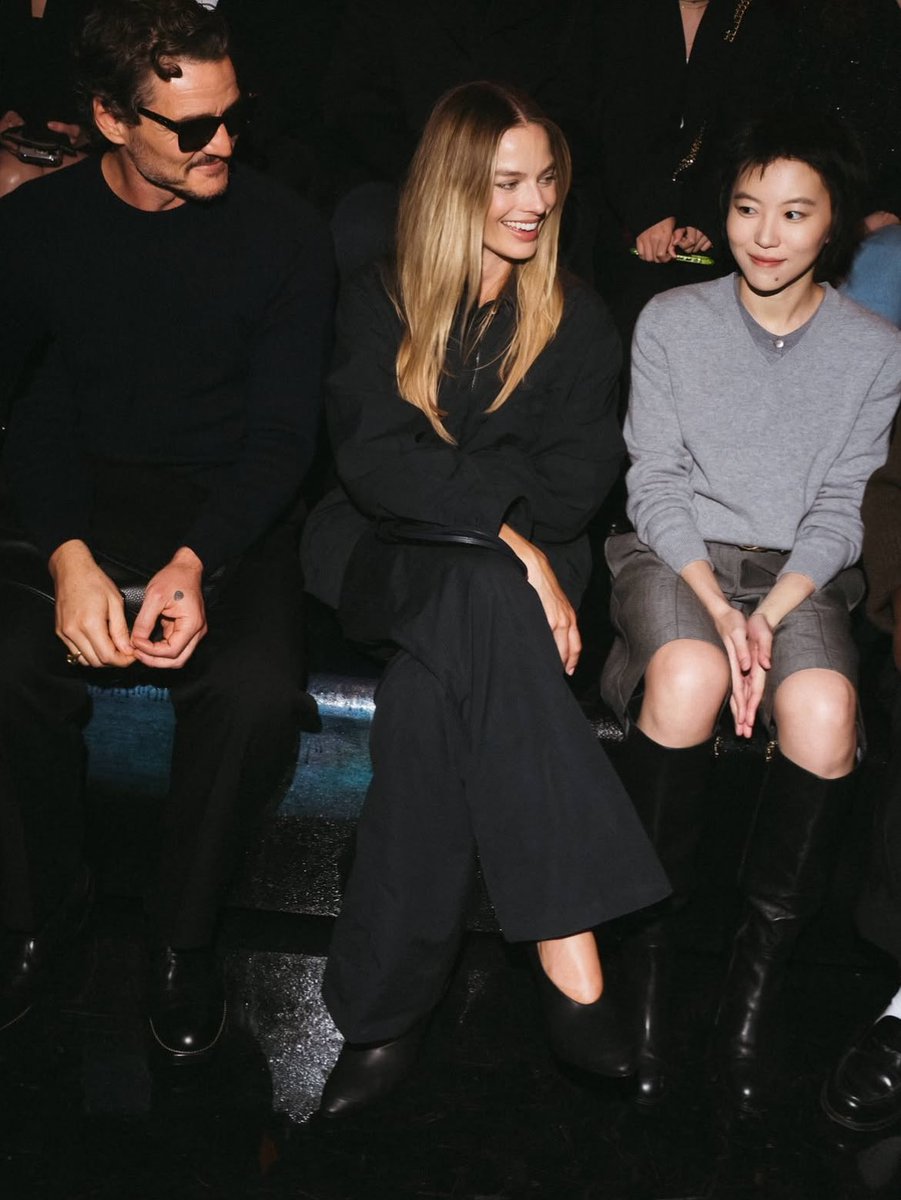 infopascalbr's tweet image. Pedro Pascal no desfile da Chanel em Paris ao lado de Margot Robbie, Michaela Coel e Leah Dou 🖤🕶️

📸: alejandraloaiza.photo no instagram.