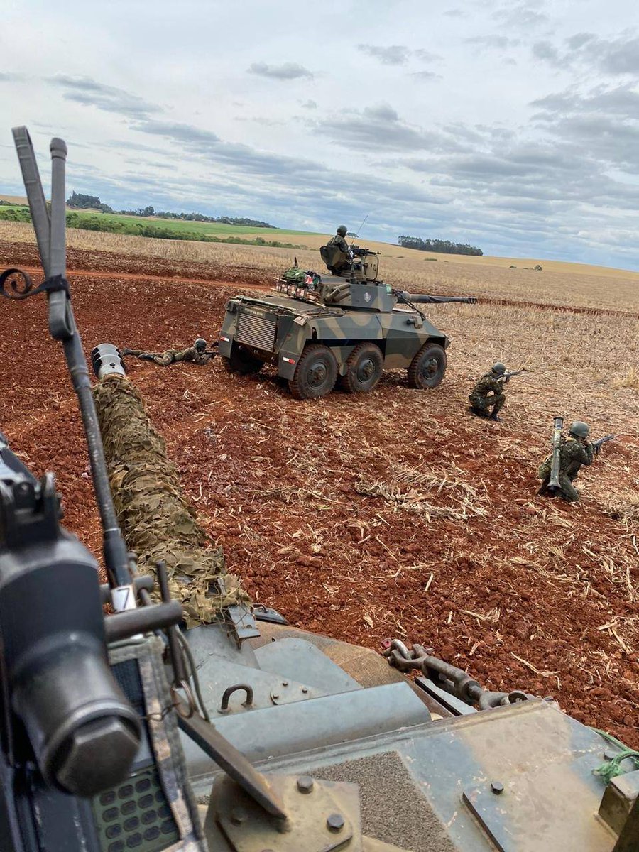 Trotes936897's tweet image. L3 Harris RF7800V-HH Falcon III radio on a EE-9 Cascavel.