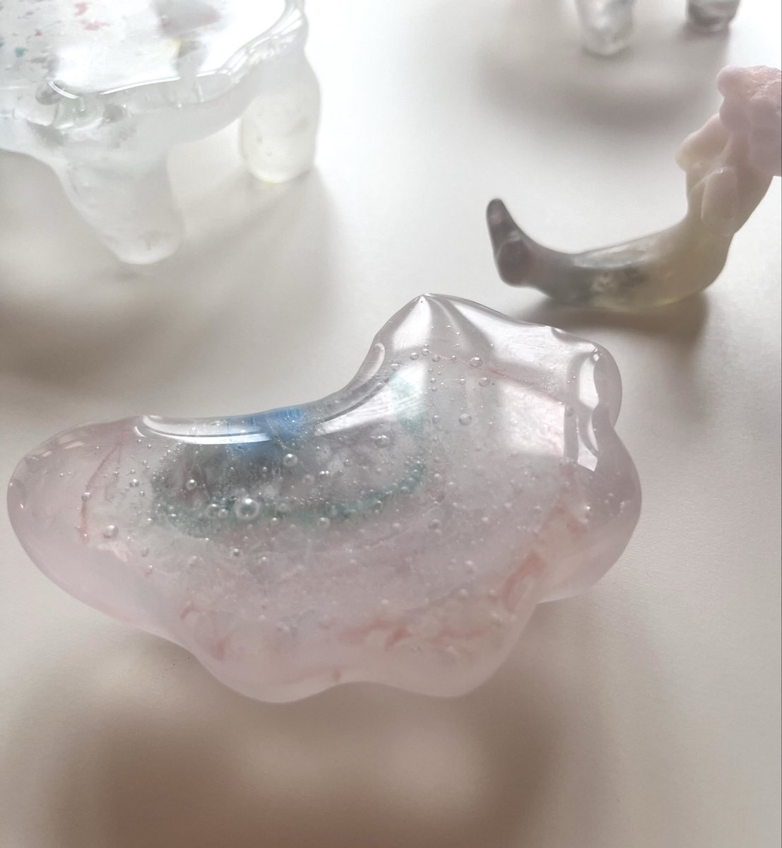 RGB_ypbpr's tweet photo. 映像作家のハシモトミカさんの鋳造ガラスのオブジェ作品も含めた展示へ。ガラスは眺めるほど癒やされるピンクや碧の透明感と奥行き。コマ撮りアニメにも取り入れたガラスとアニメーションが一体となり、時が止まったような深遠な空間でした💎神楽坂 一水寮　TRANSISTORにて19日まで。　#mikahashimoto https://t.co/Pt3oXtlzPR
