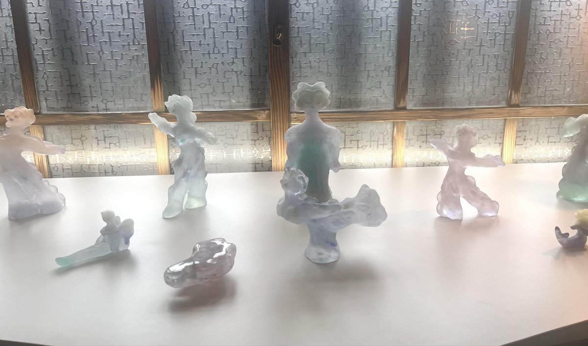 RGB_ypbpr's tweet photo. 映像作家のハシモトミカさんの鋳造ガラスのオブジェ作品も含めた展示へ。ガラスは眺めるほど癒やされるピンクや碧の透明感と奥行き。コマ撮りアニメにも取り入れたガラスとアニメーションが一体となり、時が止まったような深遠な空間でした💎神楽坂 一水寮　TRANSISTORにて19日まで。　#mikahashimoto https://t.co/Pt3oXtlzPR
