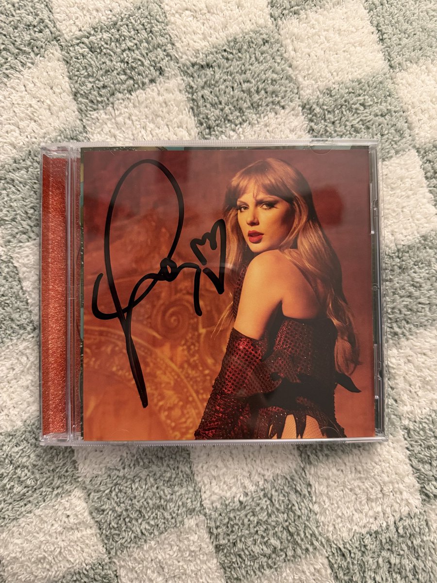 evermel_'s tweet photo. The double heart😭😭 it's perfect thank you @taylorswift13 https://t.co/JOP9C4f1d6