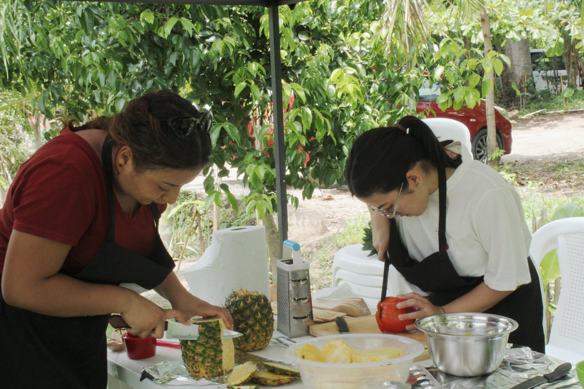 EdProposito's tweet image. La clase 2025 realizó la emocionante Competición de Cocina como parte del proceso de formación del Seminario de Liderazgo. Contamos con jueces de primera línea que eligieron la mejor propuesta desarrollada por nuestros participantes. #Propósito #Liderazgo