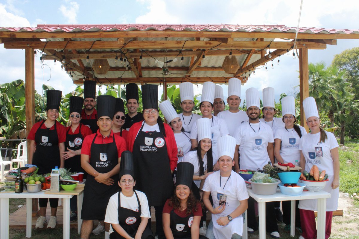 EdProposito's tweet image. La clase 2025 realizó la emocionante Competición de Cocina como parte del proceso de formación del Seminario de Liderazgo. Contamos con jueces de primera línea que eligieron la mejor propuesta desarrollada por nuestros participantes. #Propósito #Liderazgo