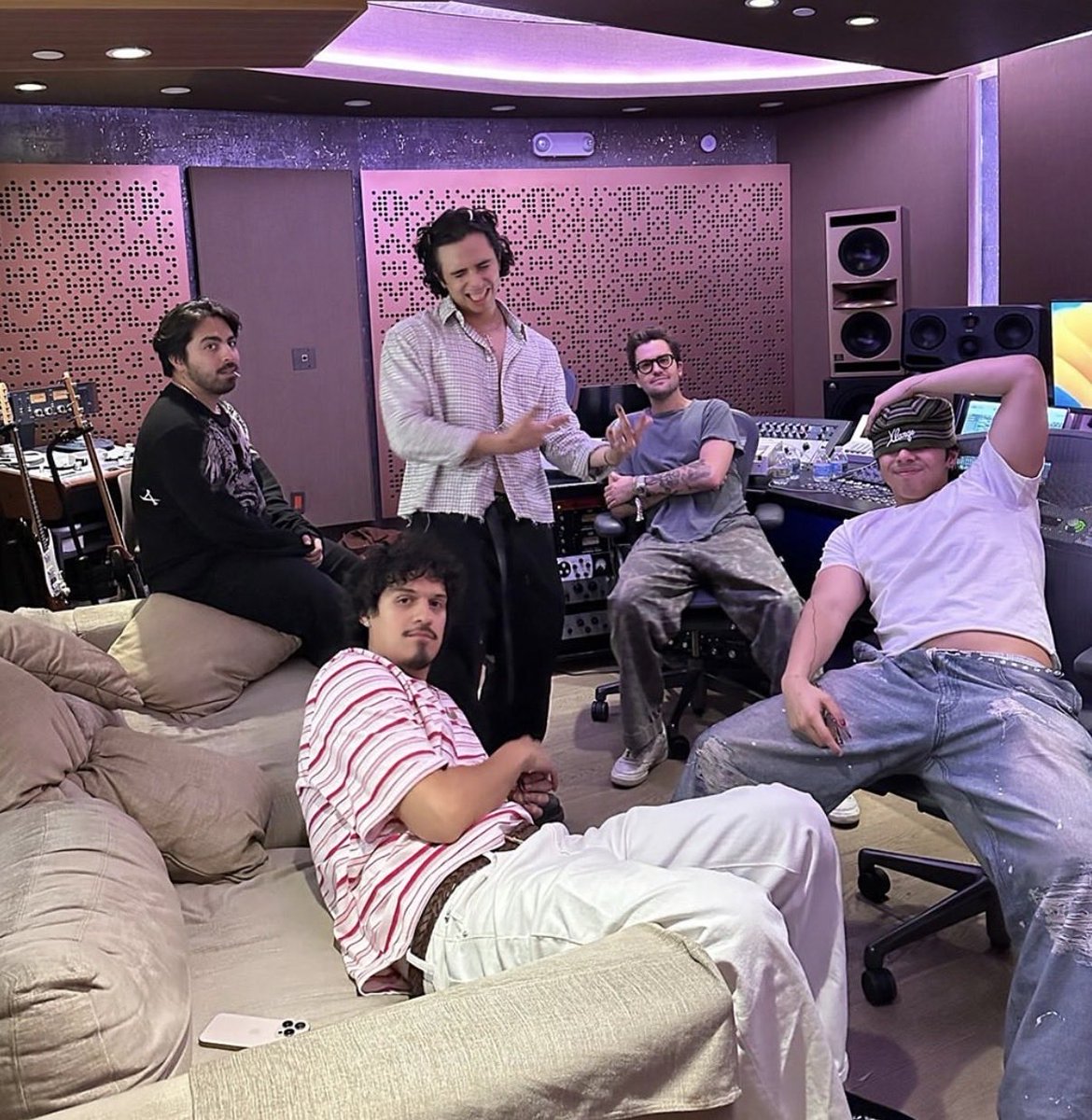 omarapollosprmc's tweet image. Omar Apollo &amp;amp; Latin Mafia in the studio recording “Hecho Para Ti”