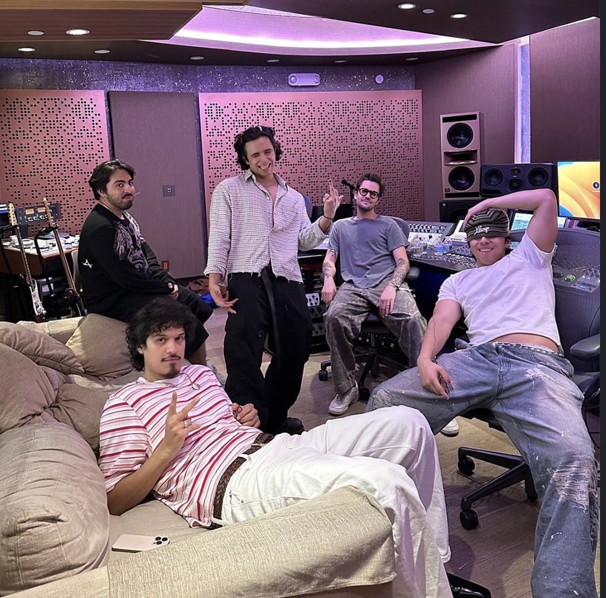omarapollosprmc's tweet image. Omar Apollo &amp;amp; Latin Mafia in the studio recording “Hecho Para Ti”