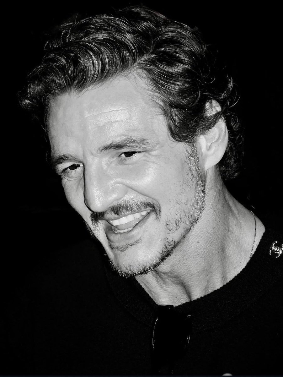infopascalbr's tweet image. 📸| Serviu conceito! Pedro Pascal no desfile da Chanel em Paris fotografado por Richard Gianorio (@/richardgianorio) 🖤🤍 

(É tanto conteúdo que nem parece que estávamos em um deserto há poucos dias 🫠)