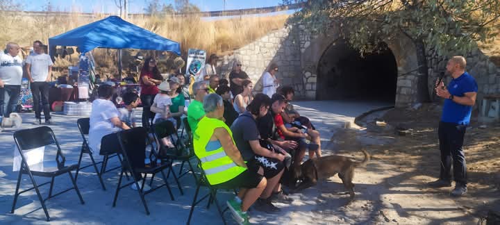 El pasado 5 de octubre, tuvimos la oportunidad de participar en la II Feria de Adopción celebrada en la Sierra Norte de Madrid. 💙 En esta ocasión, Diego, uno de nuestros educadores caninos, fue el encargado de impartir la charla: Educación canina amable para perros adoptados. 🐾