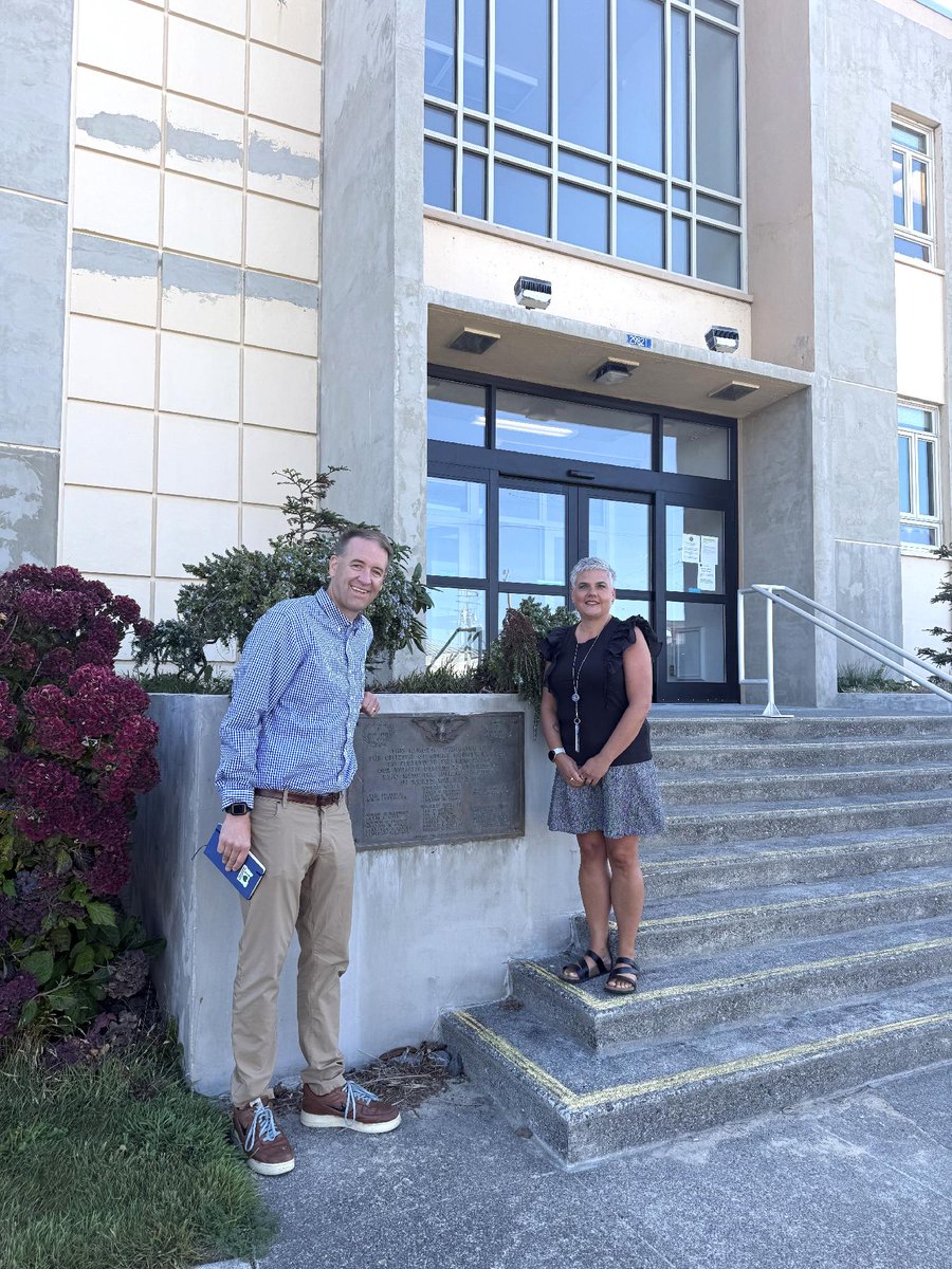 ORSecretaryRead's tweet image. Big thanks to the clerks in Morrow, Curry, &amp;amp; Klamath Counties for the warm welcome &amp;amp; great conversations last month. Their leadership drives Oregon&apos;s free &amp;amp; fair elections, protecting all citizens right to vote. 

That marks 35 of 36 counties visited- Hood River, you&apos;re next!