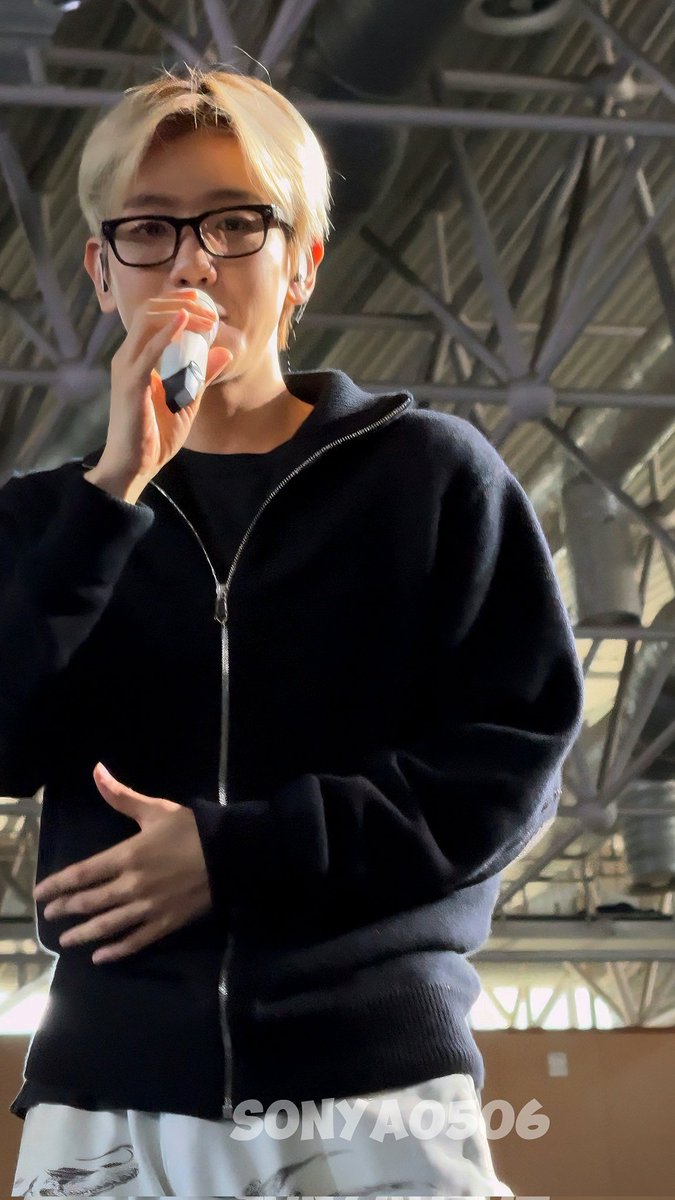 SyHyun0506's tweet photo. 251004 Reverie in Ha Noi 
sound check with black-framed glasses 
#백현 #BAEKHYUN #ベッキョン #边伯贤 #伯贤 @B_hundred_Hyun #Reverie @B_hundred_Hyun @BAEKHYUN_INB100 https://t.co/Nl5HNypeHj
