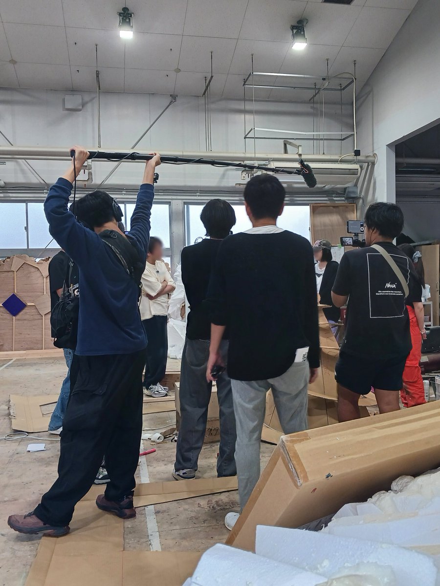 【ある日の🎥TV収録＠上野毛】
 世田谷区の #上野毛キャンパス にて、ある📺番組の撮影が行われました。学生たちも笑顔で参加＆インタビュー対応✨
放送情報は後日お知らせしますのでお楽しみに😊
#多摩美 #統合デザイン学科 #演劇舞踊デザイン学科 #上野毛