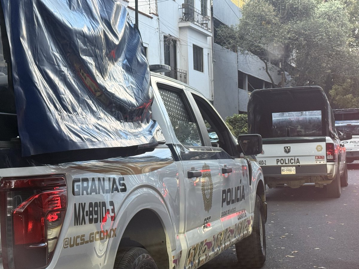 farfiz7's tweet photo. @UCS_GCDMX @AlcCuauhtemocMx @AlessandraRdlv en que momento la policía puede tomarlas calles como estacionamiento en segunda fila y tapando entradas de vecinos en la col Cuauhtémoc?   Deberían ser los primeros en cumplir el reglamento de tránsito https://t.co/y3QAHnXdG3