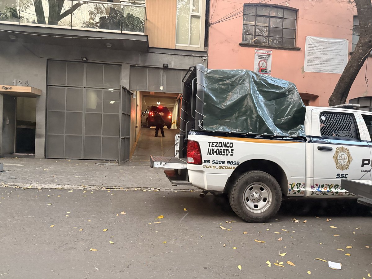 farfiz7's tweet photo. @UCS_GCDMX @AlcCuauhtemocMx @AlessandraRdlv en que momento la policía puede tomarlas calles como estacionamiento en segunda fila y tapando entradas de vecinos en la col Cuauhtémoc?   Deberían ser los primeros en cumplir el reglamento de tránsito https://t.co/y3QAHnXdG3