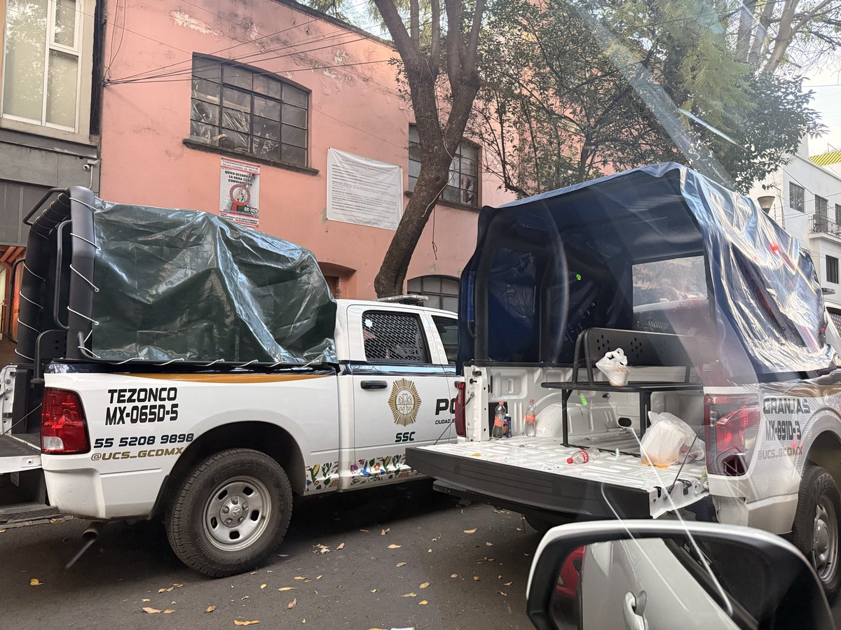 farfiz7's tweet photo. @UCS_GCDMX @AlcCuauhtemocMx @AlessandraRdlv en que momento la policía puede tomarlas calles como estacionamiento en segunda fila y tapando entradas de vecinos en la col Cuauhtémoc?   Deberían ser los primeros en cumplir el reglamento de tránsito https://t.co/y3QAHnXdG3