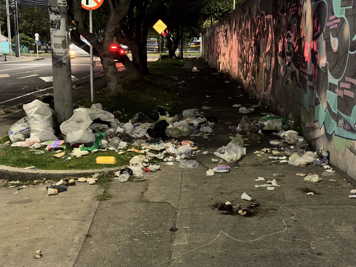 Nicolasleonb's tweet image. Qué pena incomodarlos; seguramente se están tomando fotos con los vagones del metro, pero ¿serían tan amables de hacer lo que les corresponde y mantener la malparida ciudad limpia? Muchas gracias.

@CarlosFGalan @Uaesp