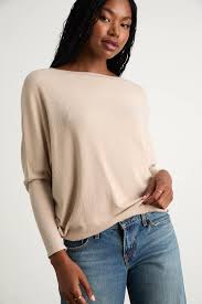 sharonbrow90618's tweet image. Stay cozy in the chic #Verla beige dolman sweater — soft, stylish &amp;amp; effortlessly cool 😌 #LulusStyle #NeutralVibes #SweaterSeason

lulus.com/products/verla…