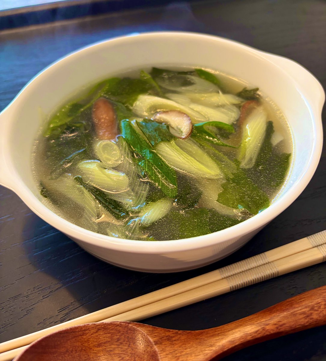 長ねぎとわかめのスープ
(椎茸、牛肉だし、ごま油、塩こしょう、醤油ほんの少し)
久しぶりに牛肉だしを使って食欲もわくスープを作りました
煮込む必要がないのですぐ作って食べられておすすめ。