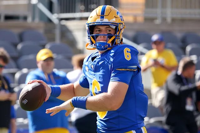 Pitt QB Mason Heintschel in his First Career Start:

🔵 30/41
🔵 323 YDS
🔵 4 TDS
🔵 0 INTS

Pitt made the decision to bench Eli Holstein and through one game so far so good 👀