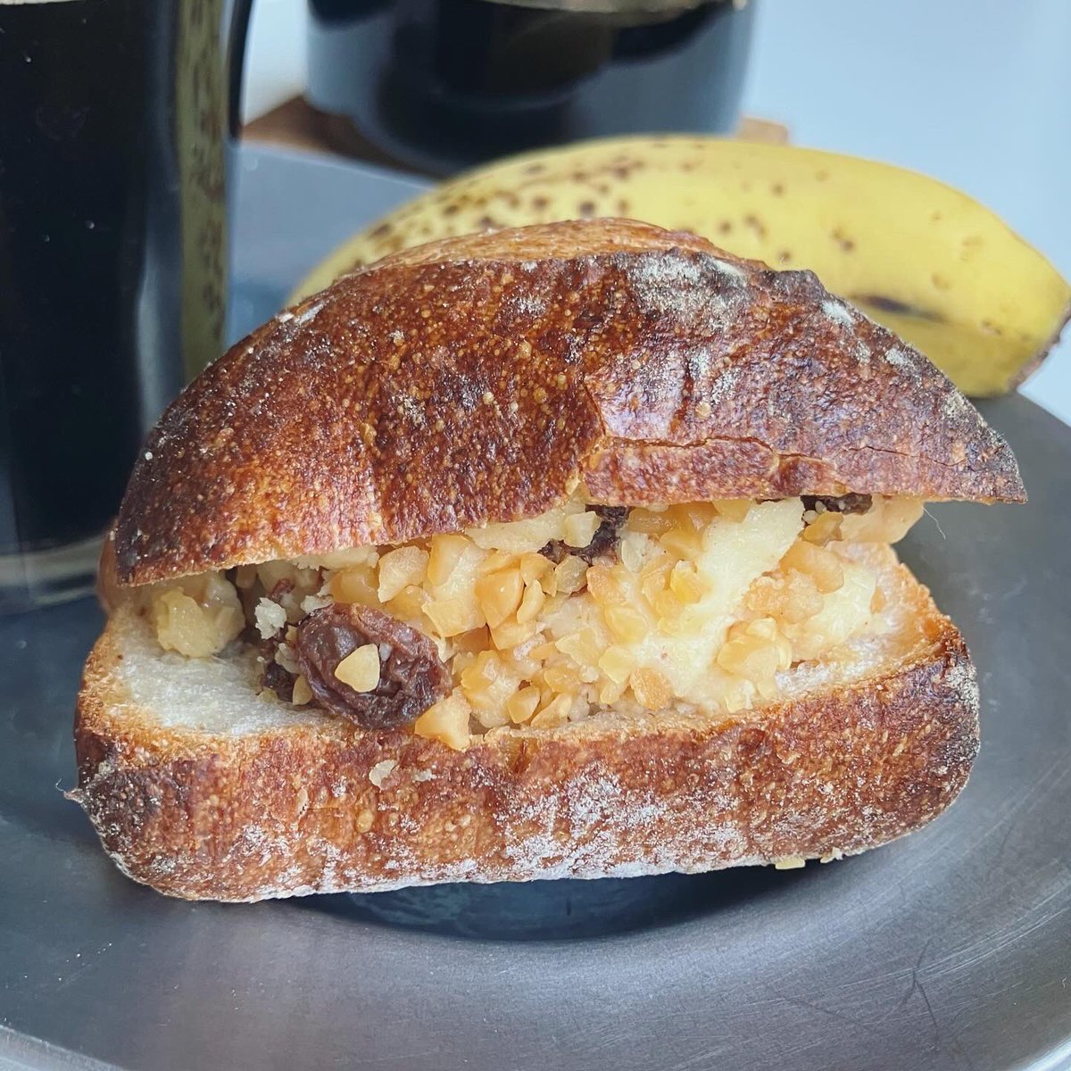 クリームチーズとラムレーズンのサンド。あたたかいコーヒーがおいしい。