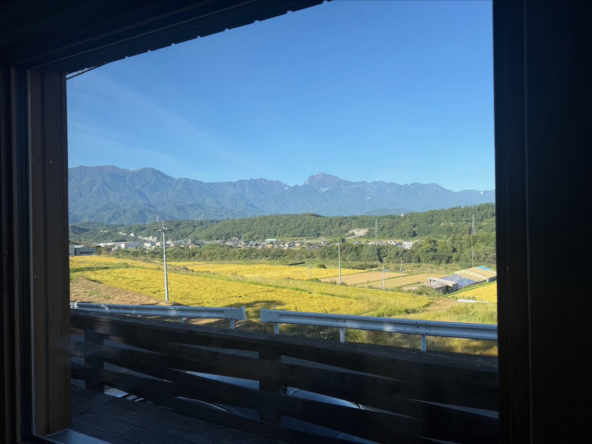 ecohoku's tweet photo. 八ヶ岳南麓、久しぶりにピカッと晴れた。

鳳凰三山、甲斐駒ヶ岳、八ヶ岳・・・

エコハウスの窓から、日本のスターマウンテンズが輝いて見えます。 https://t.co/9vxbqPGGVC