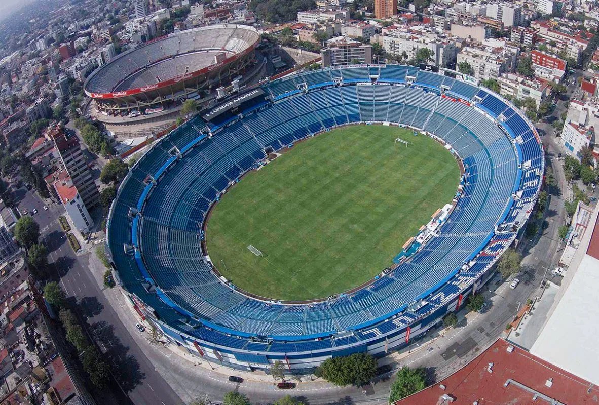 Nadie:
La toma que le dieron al árbitro del México vs Chile para revisar el penal: