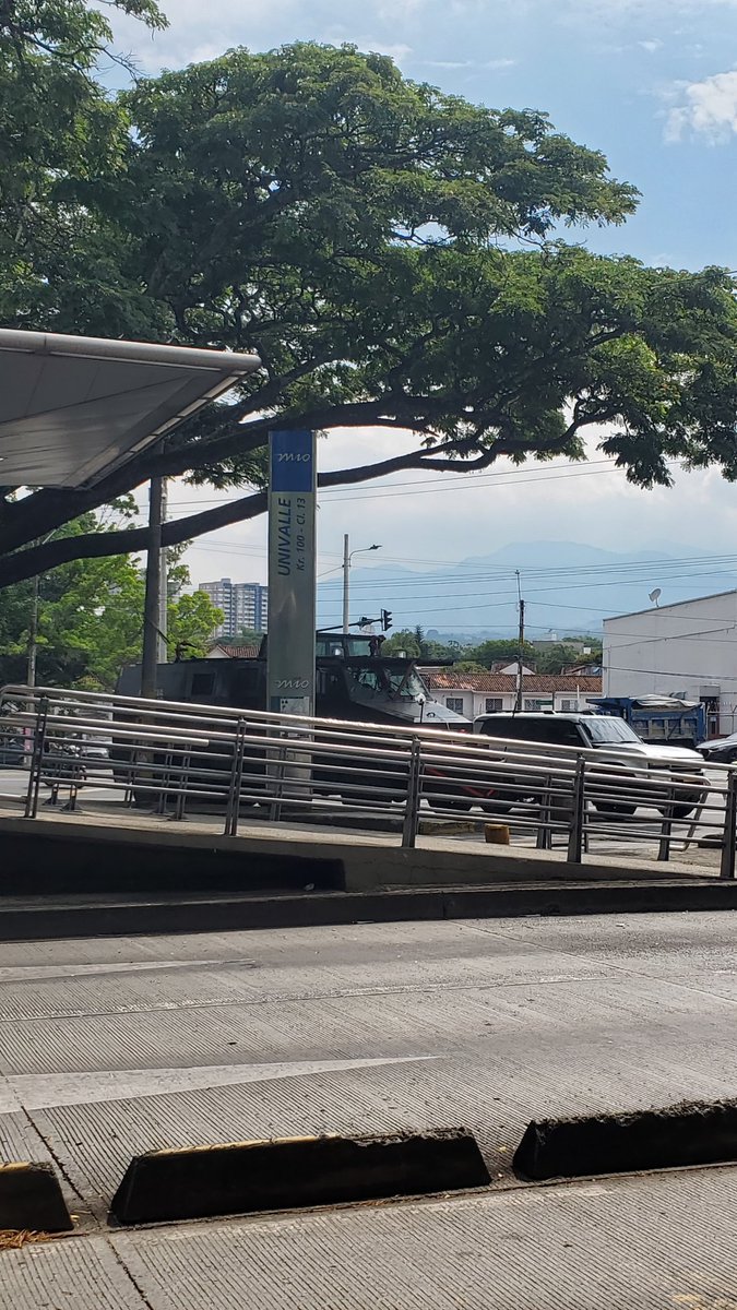 Univalle en total normalidad y <a href="/METROCALI/">METROCALI MIO</a> cerrando las estaciones de buses innecesariamente, perjudicando a la gran población que usa el transporte público ¿ahí qué? Están deteriorando la movilidad sostenible. Por eso tanta gente sigue comprando moto <a href="/orozcolgustavo/">Gustavo Orozco</a> <a href="/alejoeder/">Alejandro Eder</a>