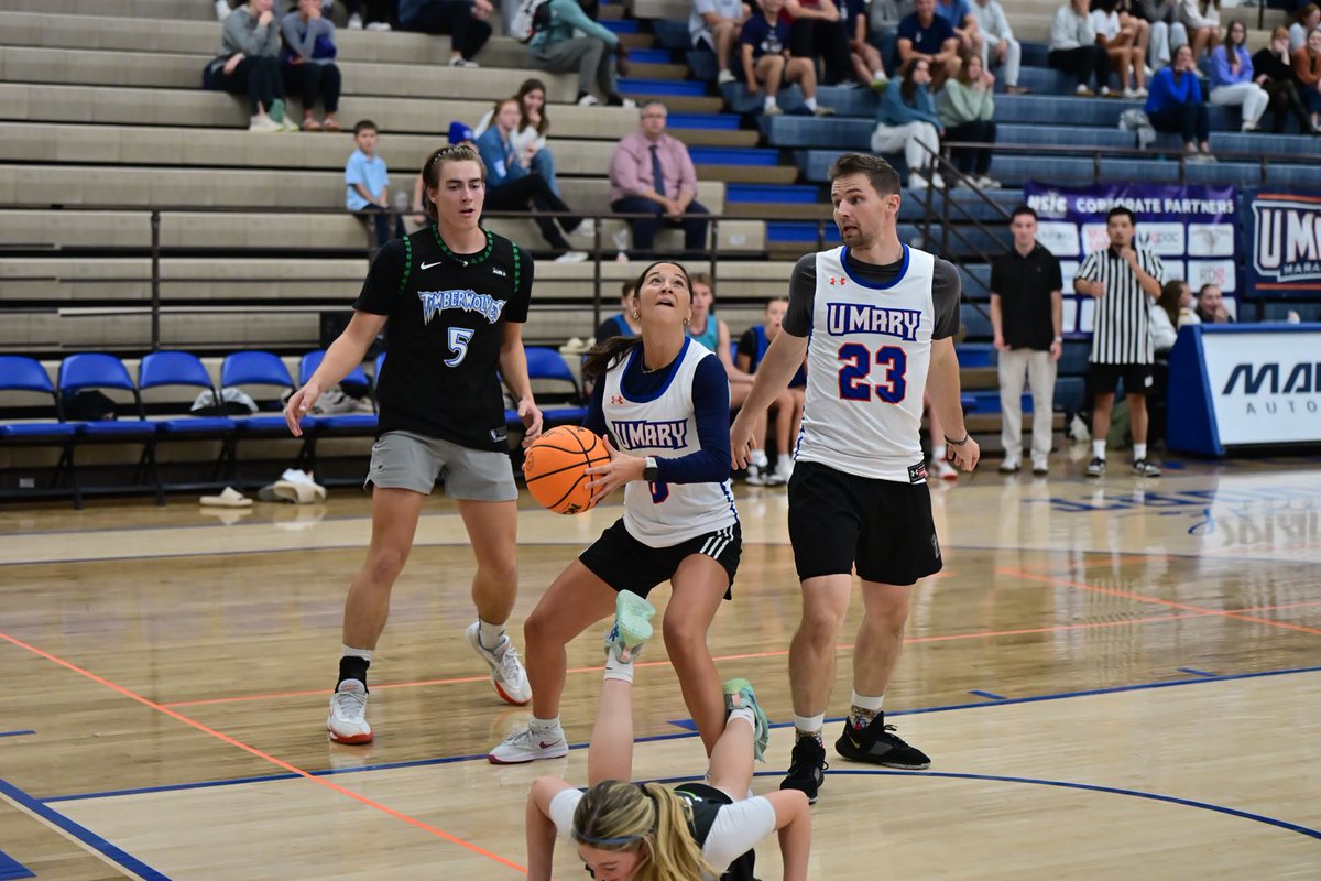 Couple of my favs from last night! I had a moment of fear holding that hoop! 😂 Ava with the flashback to last year—full speed to the rim—look out!! 🔶🏀🔷