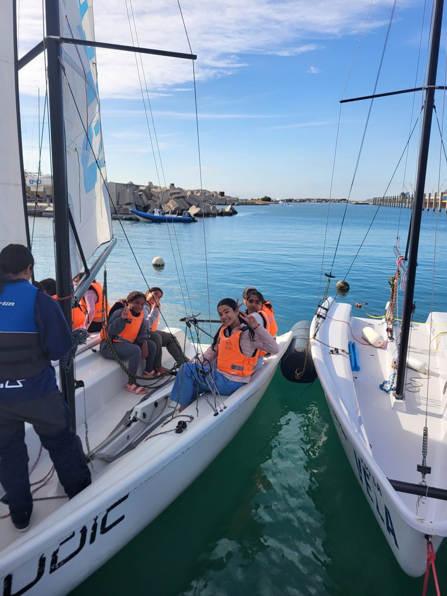 Sessió de navegació al #BISC amb l'alumnat de 6è primària. Hem gaudit de nou del mar. Super experiència.