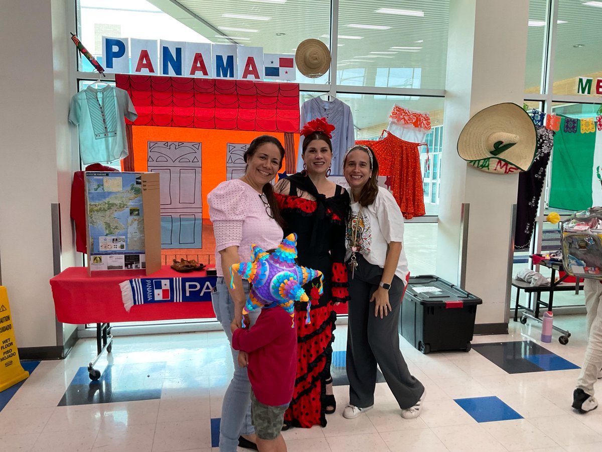 BushES_Library's tweet image. How do you make Taco Tuesday better? Add empanadas, tamales, paletas, y mucho amigos! What a great night with friends and families sharing their cultures and lots of amazing food. Happy Hispanic Heritage Month!! 🫔 🇲🇽 @DISD_Libraries @wtwhitevt @dallasschools
