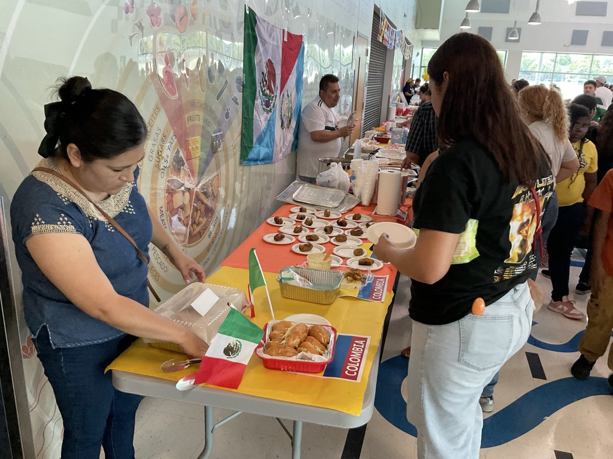 BushES_Library's tweet image. How do you make Taco Tuesday better? Add empanadas, tamales, paletas, y mucho amigos! What a great night with friends and families sharing their cultures and lots of amazing food. Happy Hispanic Heritage Month!! 🫔 🇲🇽 @DISD_Libraries @wtwhitevt @dallasschools