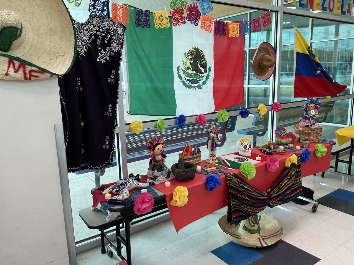 BushES_Library's tweet image. How do you make Taco Tuesday better? Add empanadas, tamales, paletas, y mucho amigos! What a great night with friends and families sharing their cultures and lots of amazing food. Happy Hispanic Heritage Month!! 🫔 🇲🇽 @DISD_Libraries @wtwhitevt @dallasschools