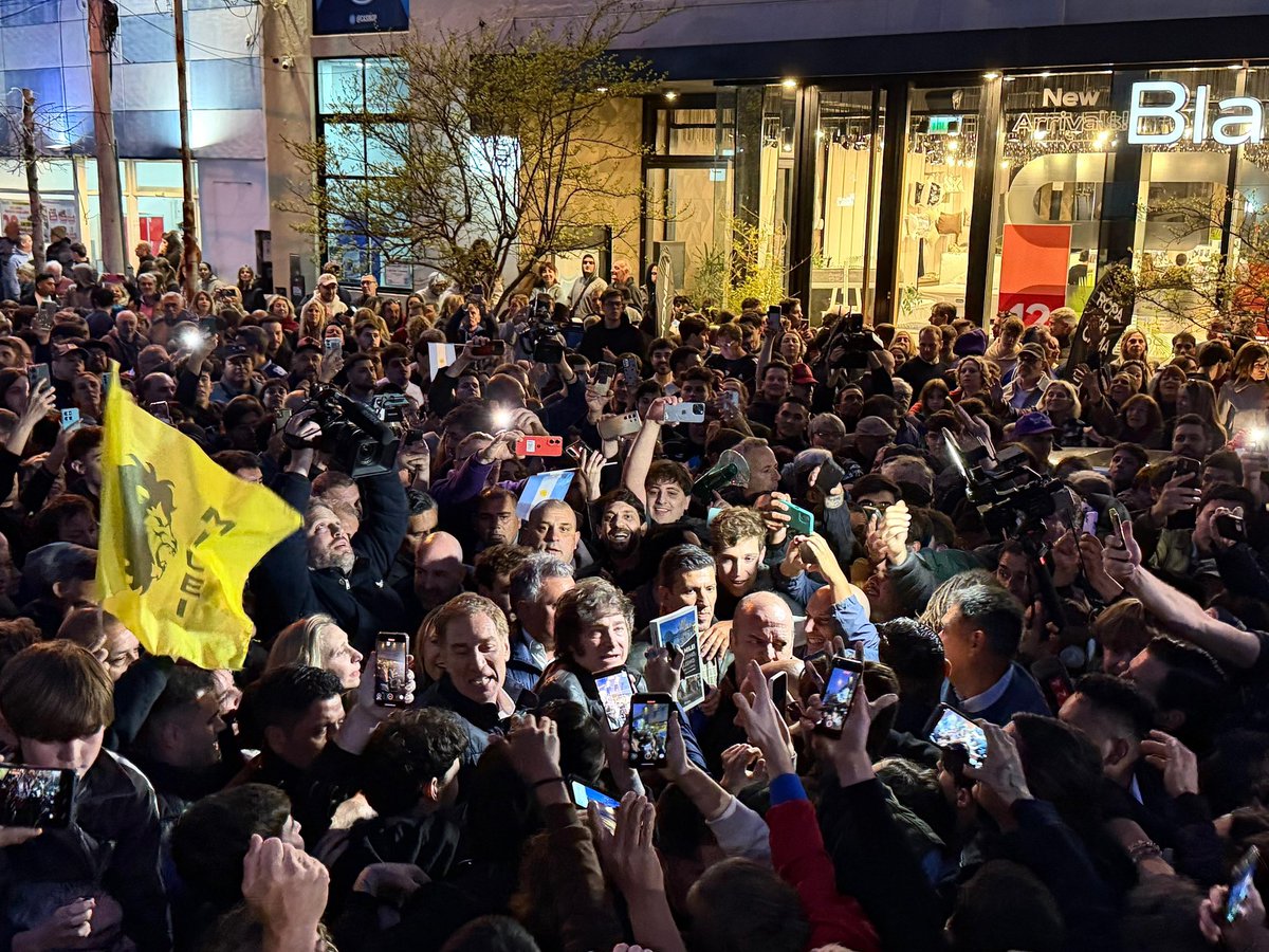 Junto a <a href="/JMilei/">Javier Milei</a>, <a href="/diegosantilli/">Diego Santilli</a> y <a href="/KarenReichardt1/">Karen Reichardt1</a> vamos a hacer a la provincia de Buenos Aires y a la Argentina grande otra vez. Este 26 de octubre hagamos #QueElEsfuerzoValgaLaPena. 

La Libertad Avanza o Argentina retrocede.