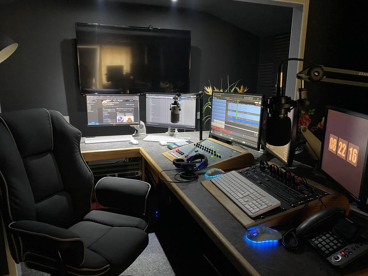 steve_benz's tweet image. get your B Side on today.  this week's show is called Under the Covers.  Cover songs of your favorites, or maybe not.  Head to your fav station and tune in.  #BSide #80smusic #90smusic #radio #onairpersonality