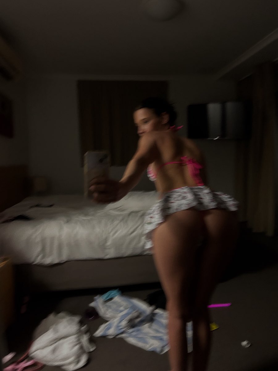 onlyyzoeyy's tweet photo. Far or close up which one do you like better? https://t.co/KH5hZPZs5A